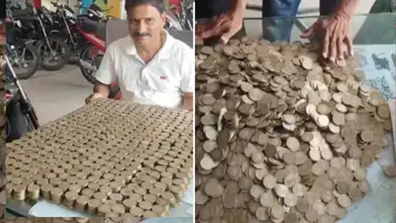 बोरियों में भरकर लाया ₹10 के सिक्के, ₹1.10 लाख की बाइक खरीदने पहुंचे ग्राहक ने शोरूम कर्मचारियों को कर दिया हैरान