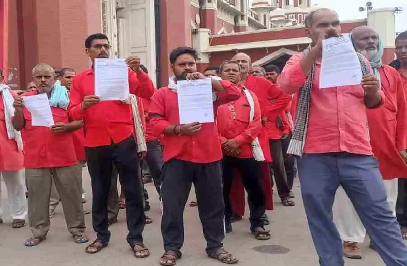 रेलवे में बदलती व्यवस्थाओं के खिलाफ कुलियों का बड़ा अभियान, निजीकरण पर उठे सवाल, संसद में मांगों के समर्थन में पहुंचेगा प्रतिनिधिमंडल