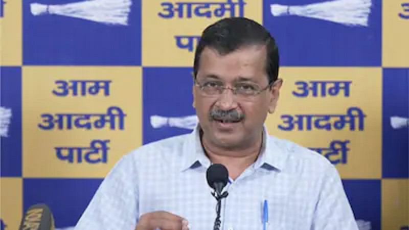E20 पेट्रोल पर सियासी बहस तेज, अरविंद केजरीवाल ने 29 ऑटो कंपनियों से मांगा जवाब, माइलेज और इंजन सुरक्षा पर उठाए सवाल