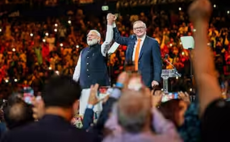 मेलबर्न में PM मोदी की अपील पर रोशनी से जगमगाया स्टेडियम, ऑस्ट्रेलियाई प्रधानमंत्री के सम्मान में हजारों लोगों ने जलाईं मोबाइल फ्लैशलाइट