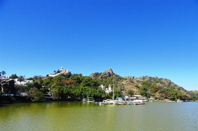 प्राकृतिक सुंदरता, शांत झीलें और ऐतिहासिक धरोहरें, फैमिली वेकेशन के लिए माउंट आबू की ये जगहें हैं बेहतरीन विकल्प