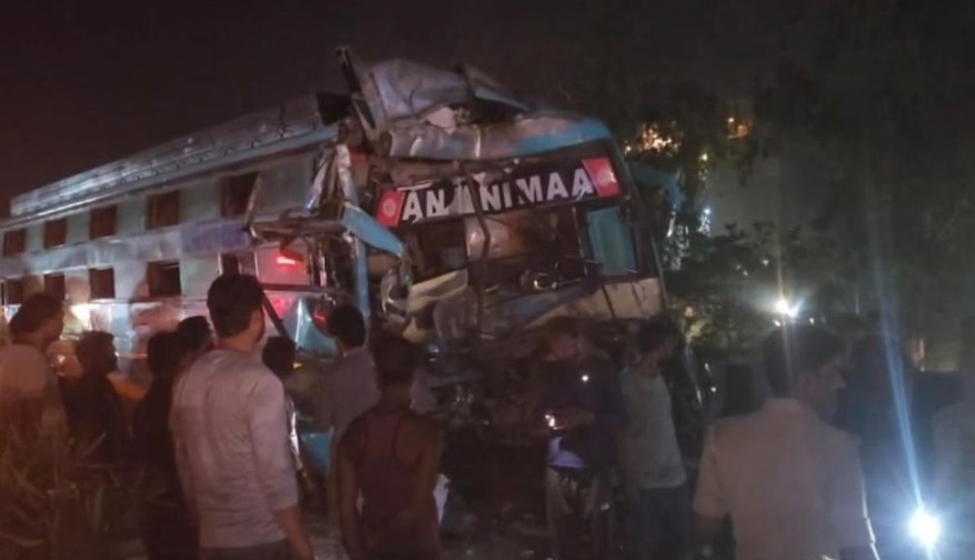 झांसी-कानपुर हाईवे पर खड़े ट्रक से टकराई स्लीपर बस, चालक समेत दो की मौत, 30 यात्री घायल