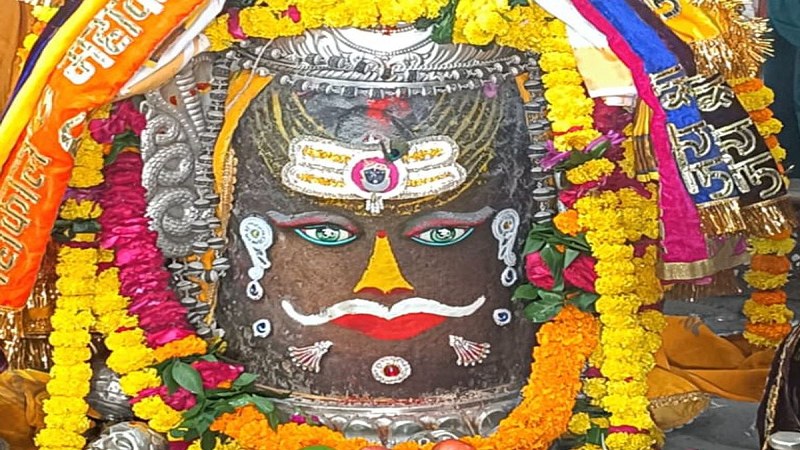 शुक्रवार भस्म आरती में दिव्य स्वरूप में सजे बाबा महाकाल, रजत चंद्र-त्रिशूल मुकुट से हुआ अलौकिक श्रृंगार