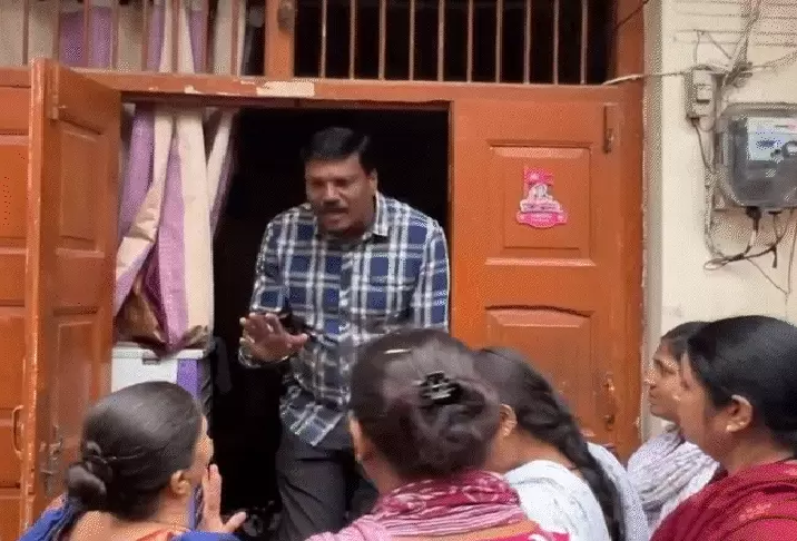 महिला के पैर पकड़कर बचाई जान इंदौर में जर्जर मकान खाली कराने निगम अधिकारी का मानवीय चेहरा फिर चला बुलडोजर