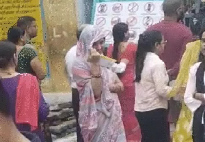TET परीक्षा का दूसरा दिन: महिला अभ्यर्थियों की सख्त जांच, 15 फर्जी परीक्षार्थी पकड़े गए