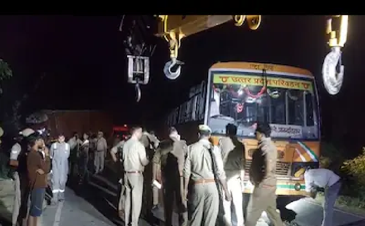 एटा में कंटेनर का कहर: रोडवेज बस में पीछे से टक्कर, बाहर खड़े 5 यात्रियों की मौत, 12 घायल