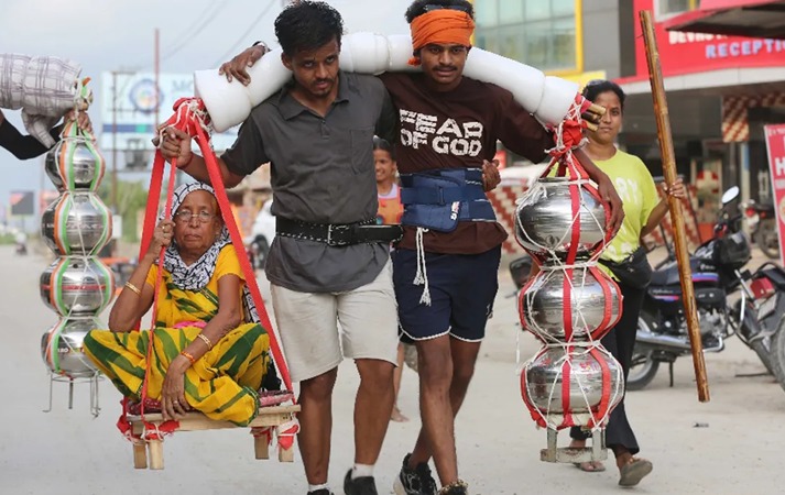 मेरठ में आस्था संग सेवा की मिसाल, नानी को कांवड़ में बैठाकर पदयात्रा कर रहा शिवभक्त