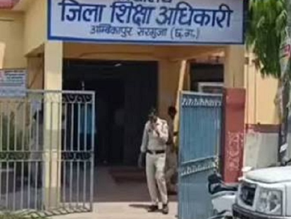 8वीं के छात्र को 200 बार गाली लिखने की सजा, अभिभावकों ने की शिकायत; शिक्षा विभाग ने बैठाई जांच