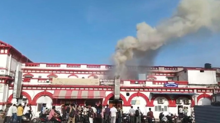 झांसी रेलवे स्टेशन के फूड प्लाजा में लगी आग, शॉर्ट सर्किट की आशंका, समय रहते टला बड़ा हादसा