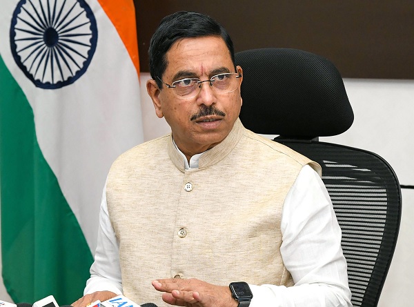 शिक्षा मंत्रालय की कमान अब प्रह्लाद जोशी के हाथ, केंद्र सरकार ने सौंपी अतिरिक्त जिम्मेदारी