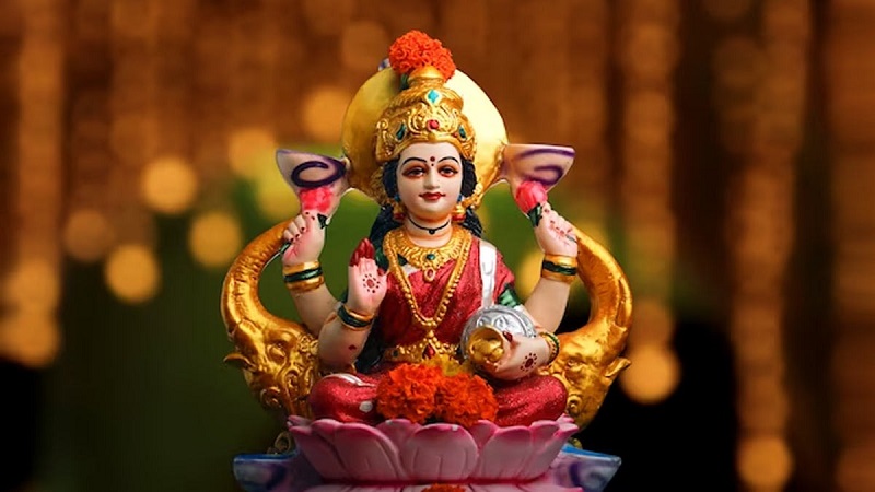 शुक्रवार का व्रत कैसे करें सुबह से शाम तक जानें पूजा का सही नियम शुभ मुहूर्त और माता लक्ष्मी को प्रसन्न करने के उपाय