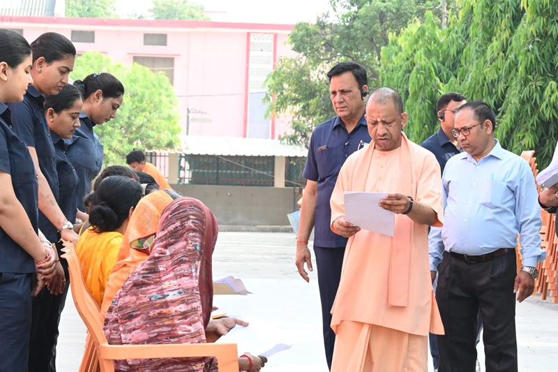 जनता दर्शन में सीएम योगी ने सुनीं समस्याएं, बोले- भूमाफियाओं पर तुरंत FIR दर्ज कर भेजें जेल