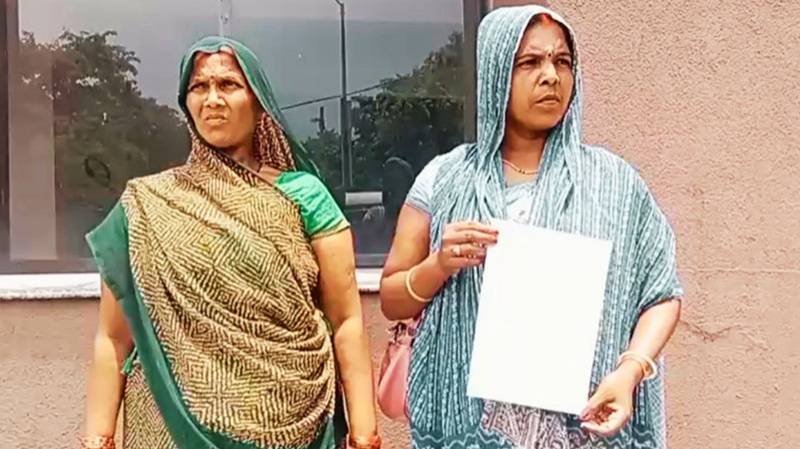 सपा सांसद दरोगा प्रसाद सरोज पर जमीन कब्जाने के आरोप, ग्रामीणों ने दी आत्मदाह करने की चेतावनी