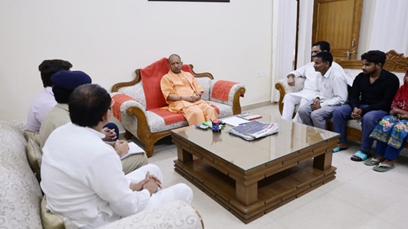 मेरठ छात्रा हत्याकांड: पीड़ित परिवार से मिले CM योगी, बोले- दोषियों को नहीं बख्शेंगे, आर्थिक सहायता का किया ऐलान