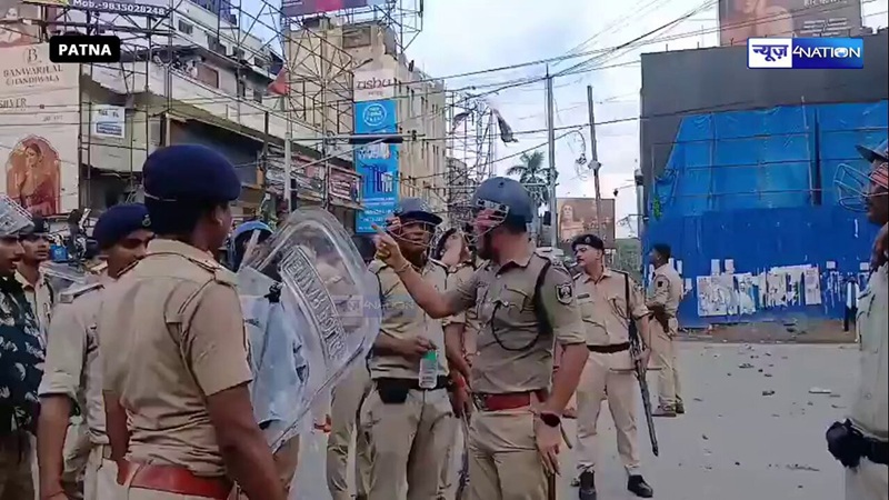 पटना SP का वीडियो वायरल, बोले- ‘पीछे हटे तो नौकरी करने लायक नहीं छोडूंगा’, यह कहकर खुद सबसे आगे दौड़े