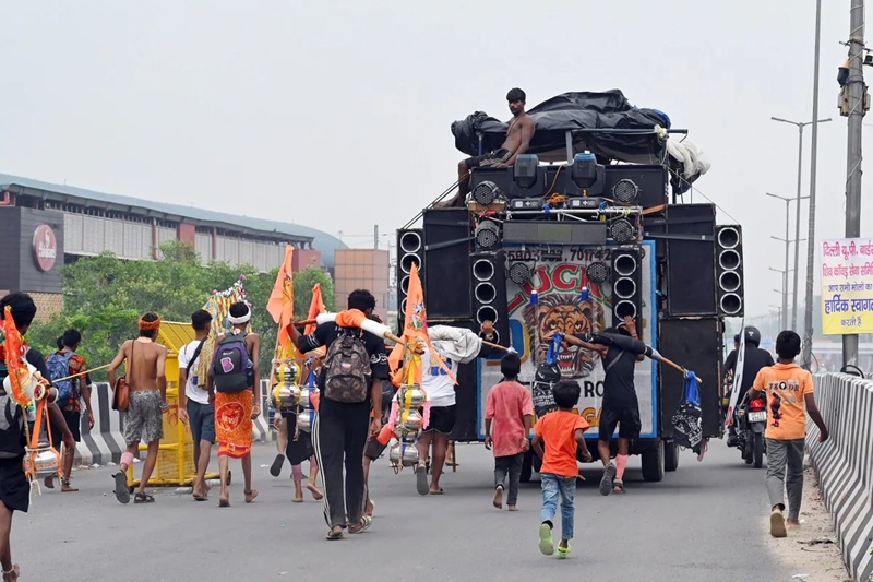 कांवड़ यात्रा के लिए सख्त नियम: 12 फीट से ऊंचा डीजे नहीं, अश्लील और भड़काऊ गानों पर प्रतिबंध