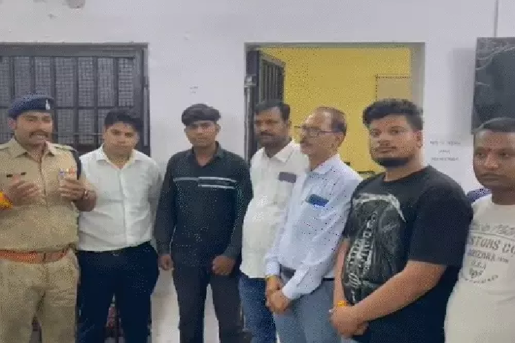 ई रिक्शा चालकों को निशाना बना रहे हाईटेक ठग मोबाइल ऐप से लॉक कर देते हैं बैटरी फिर अनलॉक करने के नाम पर वसूलते हैं पैसे