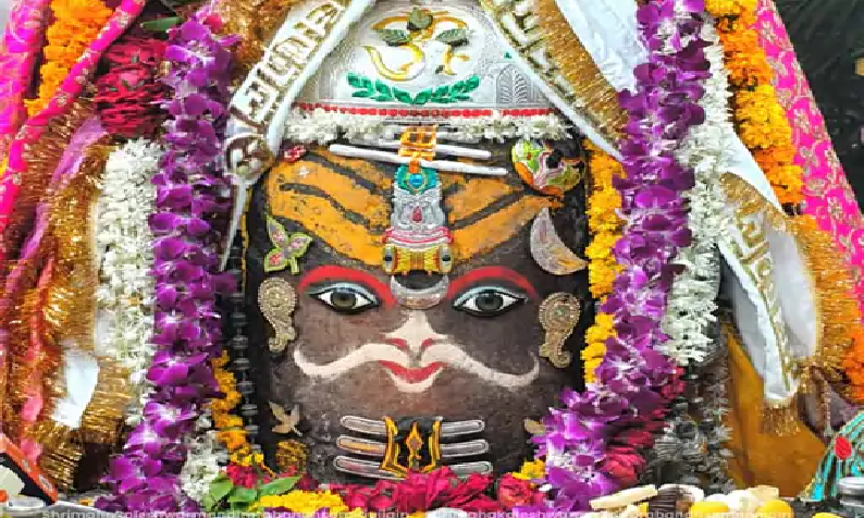 गुरुवार की भस्म आरती में अलौकिक दर्शन पंचामृत अभिषेक के बाद भांग बिल्वपत्र और आभूषणों से सजे महाकाल