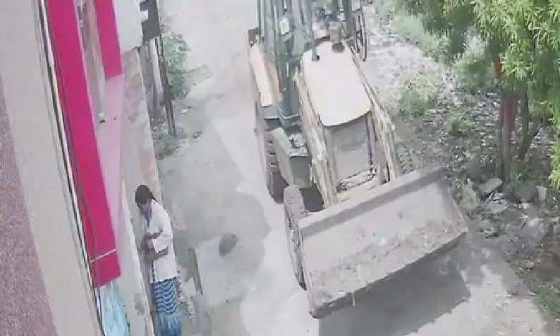 एक साल बाद फिर मंदिर में चोरी देवास के हनुमान मंदिर से चांदी का मुकुट गायब सीसीटीवी बना अहम सुराग