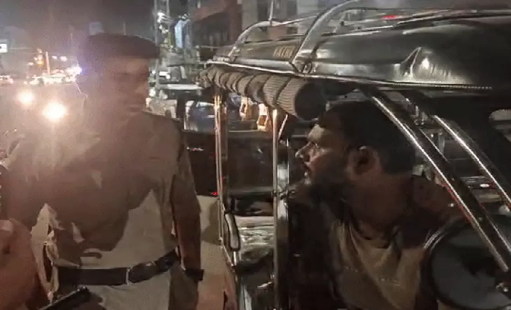 ई रिक्शा चालकों के लिए नई मुसीबत मोबाइल ऐप से हो रहा सिस्टम लॉक सवारियां बीच रास्ते उतरने को मजबूर
