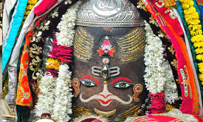 महाकाल की दिव्य भस्म आरती, रजत ॐ-बिल्वपत्र मुकुट और रुद्राक्ष माला से हुआ अलौकिक श्रृंगार