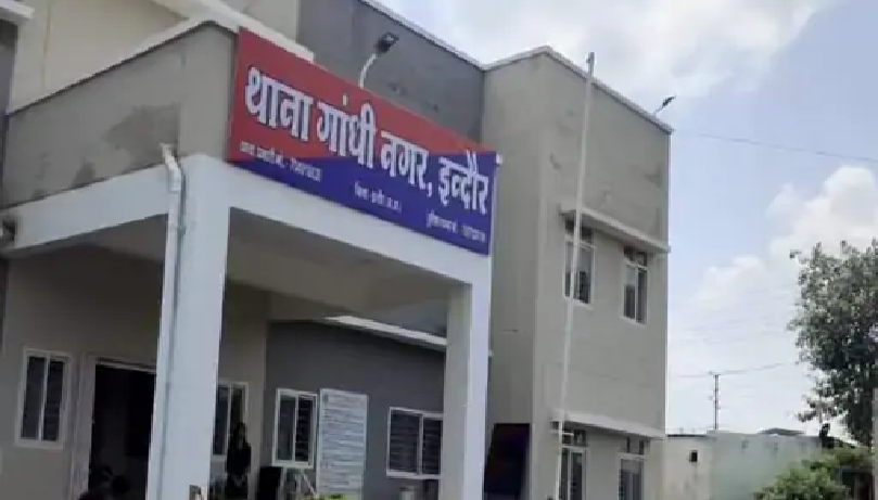इंदौर में दो पक्षों के बीच खूनी संघर्ष, लाठी-डंडे चले, महिलाओं की शिकायत पर दोनों ओर से एफआईआर