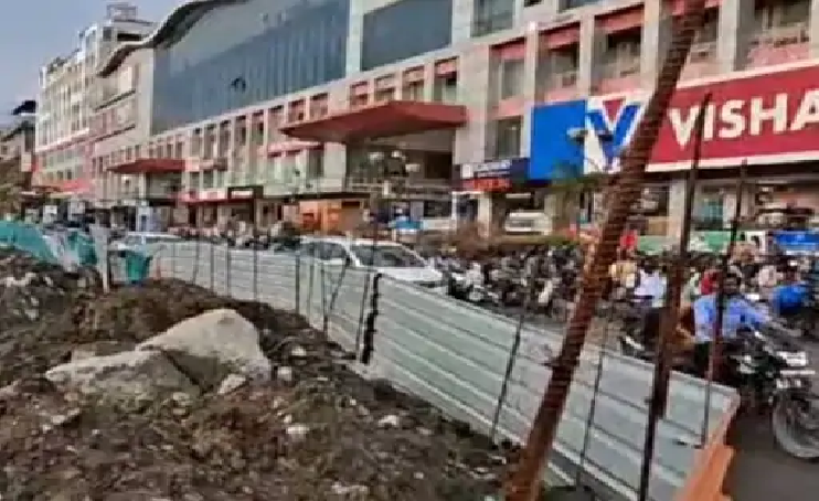 62 करोड़ का फ्लायओवर बना मुसीबत, इंदौर के सत्यसाई चौराहे पर गड्ढों और कीचड़ में रेंग रहा ट्रैफिक