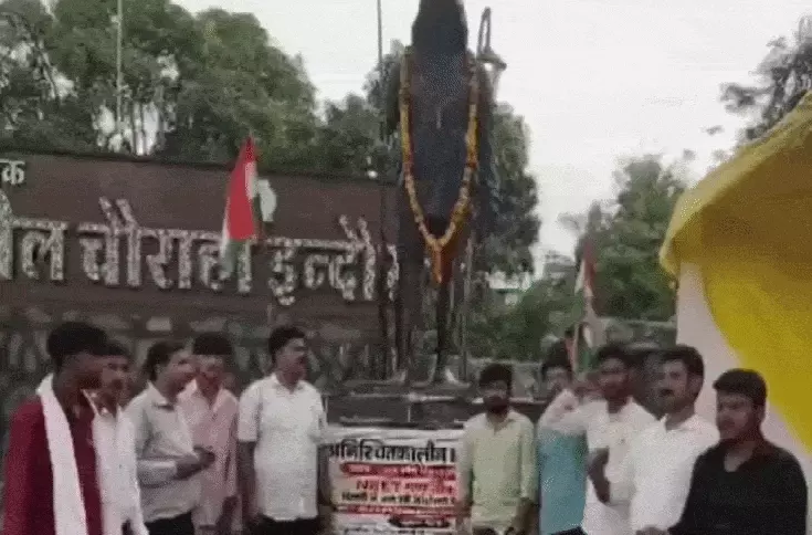 NEET पेपर लीक के विरोध में इंदौर में सातवें दिन भी धरना जारी: कार्रवाई नहीं हुई तो आंदोलन तेज करने की चेतावनी