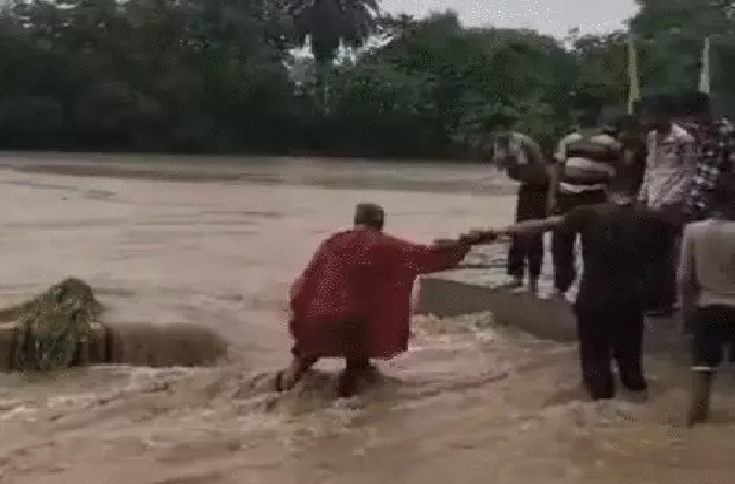 एमपी में मानसून का कहर: इंदौर में सड़क धंसी, पन्ना जिला अस्पताल में घुसा पानी, रायसेन का आश्रम जलमग्न