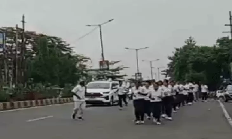 'सेफ क्लिक 2.0' अभियान को मिली रफ्तार: देवास में मैराथन निकालकर पुलिस ने लोगों को किया साइबर अपराधों के प्रति जागरूक