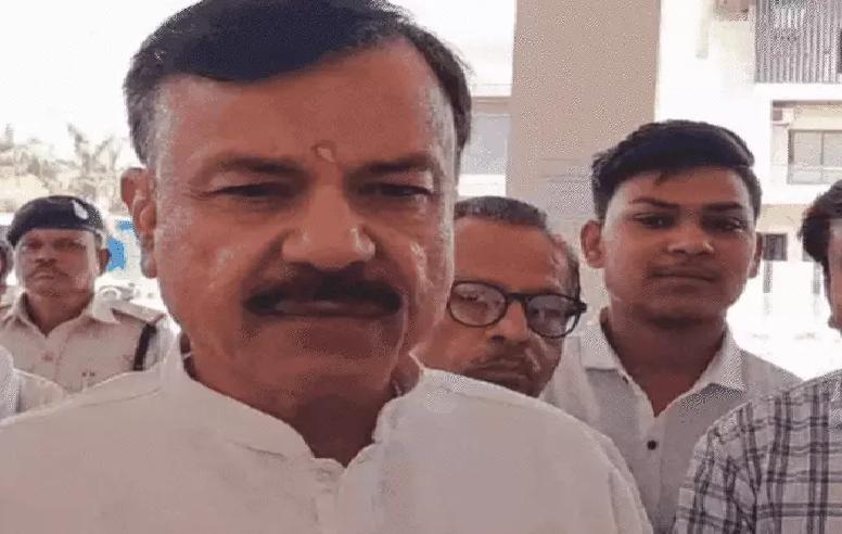 ई-अटेंडेंस पर सरकार और शिक्षकों में बढ़ा टकराव वेतन कटौती के आदेश पर मचा बवाल सरकार बोली फैसला वापस नहीं होगा