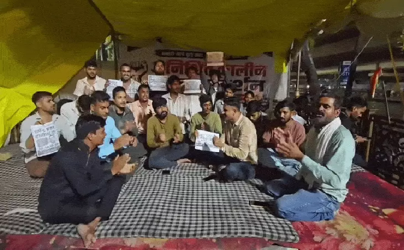 NEET और भर्ती घोटालों के खिलाफ छात्रों का अनोखा आंदोलन, डिलीवरी बॉय से ड्राइवर तक कर रहे सहयोग