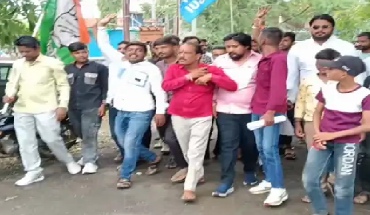देवास में NSUI का हल्ला बोल, जर्जर स्कूल भवन हटाने से लेकर कॉलेज का नाम बदलने तक उठाईं कई अहम मांगें