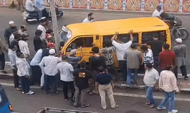 स्कूल वैन हादसे से मची अफरा-तफरी, चालक की सूझबूझ से टला बड़ा हादसा, महिला स्टाफ घायल