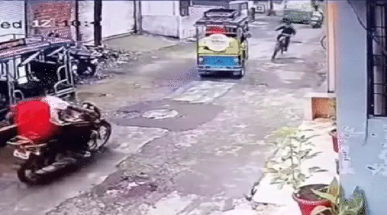 तेज रफ्तार बाइक की टक्कर से बच्चा बेहोश, CCTV फुटेज से आरोपियों की पहचान में जुटी पुलिस