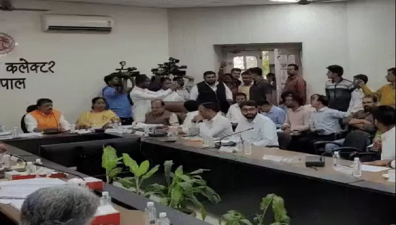 मास्टर प्लान को लेकर दिशा बैठक में गरमाई राजनीति विधायक और जनपद अध्यक्ष में तीखी बहस सांसद बोले जल्द हो लागू