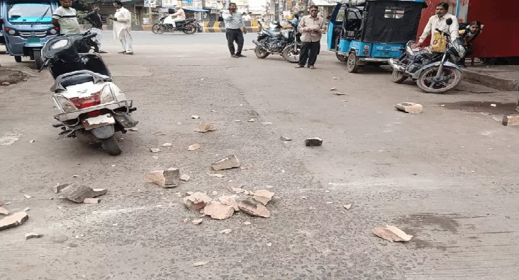 माता टेकरी में हादसे की आहट कुमार गंधर्व द्वार से टूटे पत्थर एक श्रद्धालु घायल प्रशासन पर लापरवाही के आरोप
