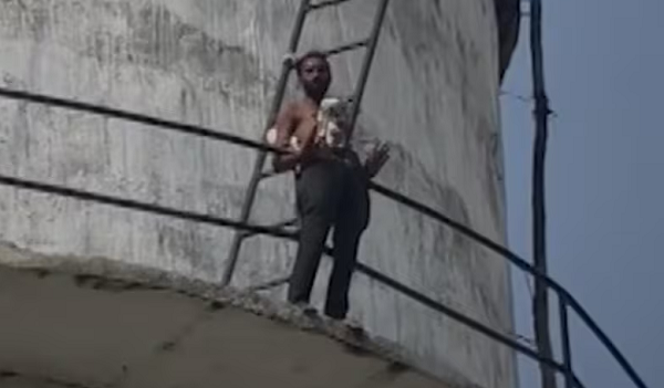 मेरी पत्नी को बुलाओ कहकर पानी की टंकी पर चढ़ा युवक पुलिस और प्रशासन की समझाइश से बची बड़ी अनहोनी