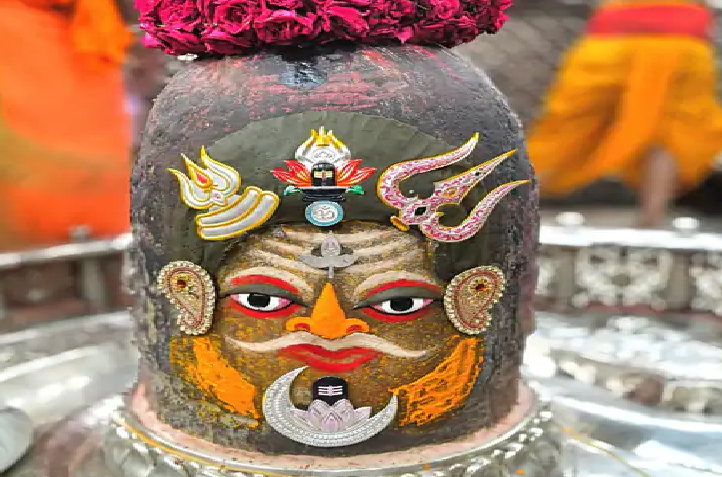 रविवार भस्म आरती में दिव्य स्वरूप में सजे बाबा महाकाल, रजत त्रिनेत्र और त्रिशूल से हुआ अलौकिक श्रृंगार