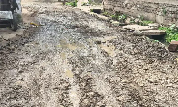 सीहोर में सीवेज खुदाई से फूटी पेयजल पाइपलाइन, हजारों लीटर पानी बहा; दलदल बनी सड़कें, लोग परेशान