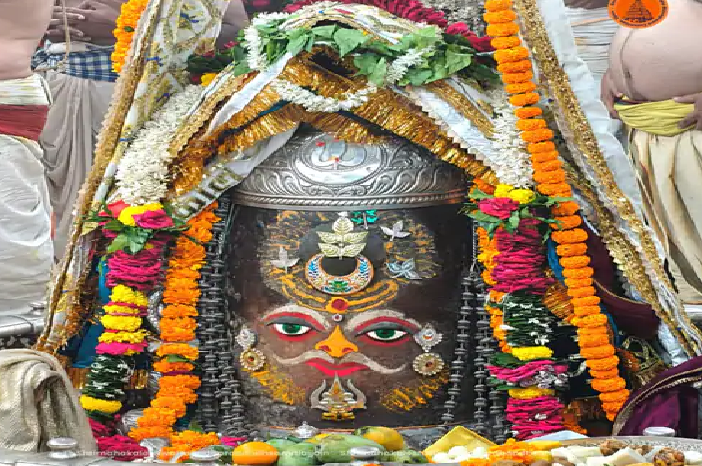 सोमवार की भस्म आरती में दिव्य आभा से आलोकित हुए बाबा महाकाल पंचामृत अभिषेक के बाद राजा स्वरूप में दिए अलौकिक दर्शन
