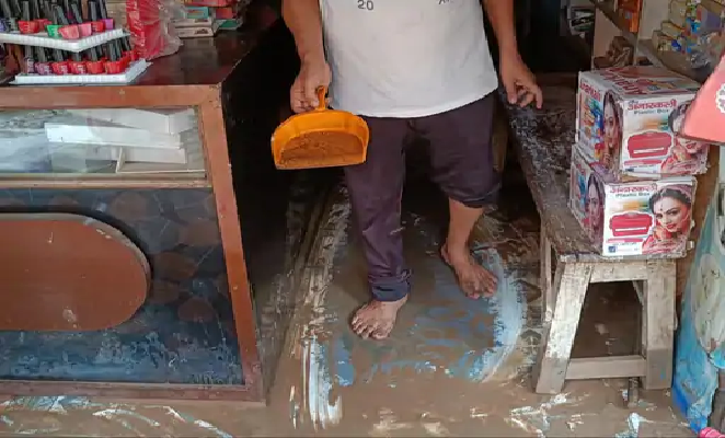 एक घंटे की बारिश में डूबा बैकुंठपुर, दर्जनों दुकानों में घुसा पानी; नगर परिषद की तैयारियों की खुली पोल
