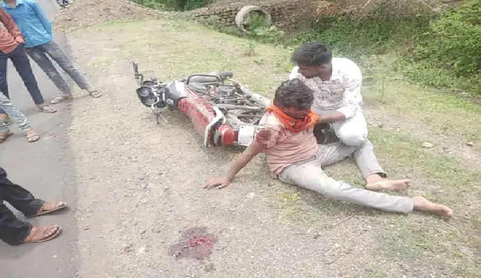 दूधाना के पास सड़क हादसा तेज रफ्तार वाहन ने बाइक सवार को मारी टक्कर जिला अस्पताल रेफर