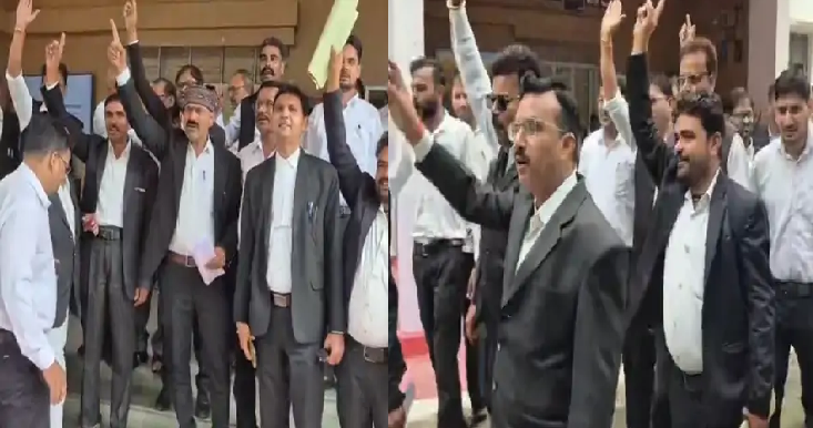 महोबा में एसडीएम और अधिवक्ता विवाद ने पकड़ा तूल कलेक्ट्रेट में वकीलों का प्रदर्शन कार्रवाई नहीं हुई तो कोर्ट बहिष्कार की चेतावनी