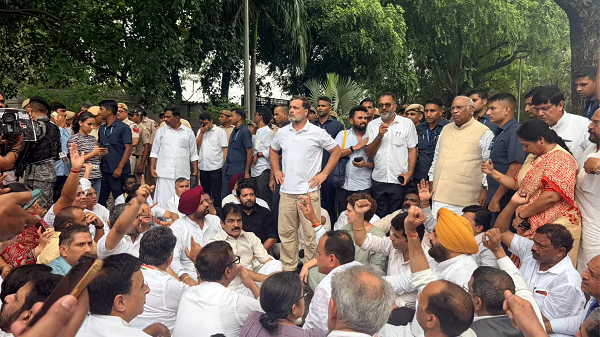 छात्रों के मुद्दे पर सियासी संग्राम राहुल गांधी की रिहाई के बाद सरकार पर बड़ा हमला शिक्षा मंत्री के इस्तीफे की मांग तेज