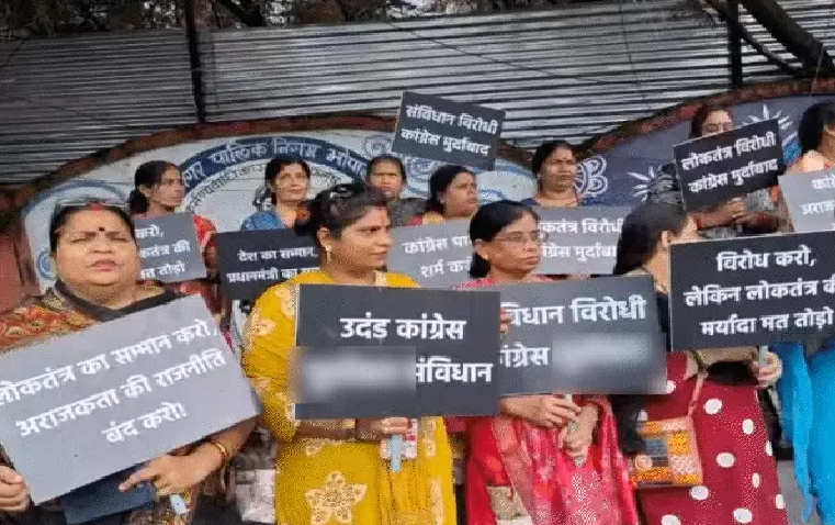 राहुल गांधी के विरोध में बीजेपी का प्रदर्शन विवादित तख्ती पर बढ़ा सियासी घमासान भोपाल में कांग्रेस भी करेगी पलटवार