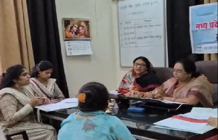 महिला आयोग की सुनवाई में भावुक कर देने वाला मामला बच्चों ने पिता पर लगाए अफेयर और घरेलू हिंसा के आरोप