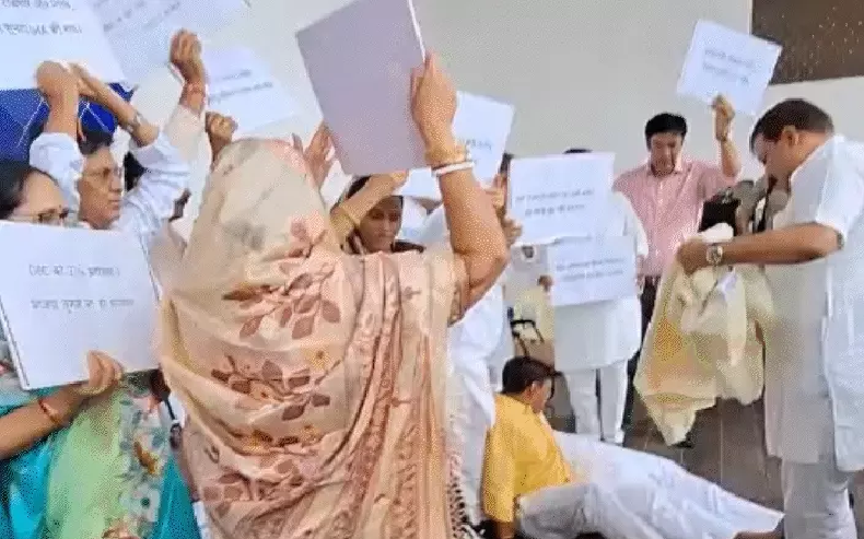 विधानसभा में दिनभर सियासी संग्राम, UCC बिल पास तो पेपर लीक मुद्दे पर कांग्रेस का धरना