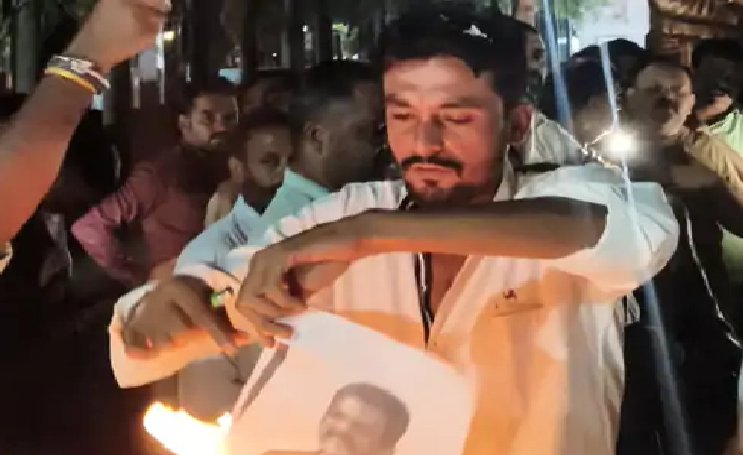 राहुल गांधी की हिरासत के विरोध में देवास में कांग्रेस का प्रदर्शन, पोस्टर जलाकर जताया विरोध