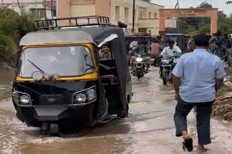 मध्य प्रदेश में बारिश का रौद्र रूप, भोपाल में जर्जर मकान गिरा, सिवनी में 4.9 इंच बारिश, इंदौर में अकेले निकला दूल्हा